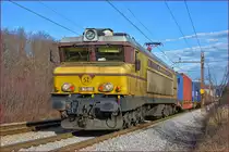 SŽ 363-005 zieht Containerzug durch Maribor-Tabor Richtung Koper Hafen. /3.1.2018