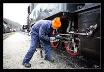 Wer gut schmiert der gut fährt -Lokpflege an der ÖGEG Dampflok 498.04 im Bahnhof Grünburg.
04.01.2018