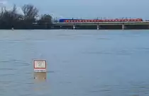 Zwar heißt es auf dem Schild  Frei für Fußgänger , doch zu empfehlen ist dieser Weg momentan wohl kaum (Düsseldorf-Hamm, 08.01.2018). Im Hintergrund sind zwei 423 auf der Neusser Vorlandbrücke zu sehen, die als S 11 von Bergisch-Gladbach zum Düsseldorfer Flughafen fahren.
