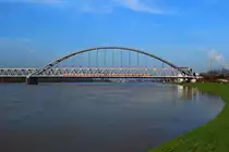 Am 08.01.2018 überquert ein 423-Doppel den hochwasserführenden Rhein zwischen Neuss und Düsseldorf