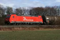 Rheincargo 185 Lok mit Kesselwägen Richtung München bei Eglharting. Schätze das könnte ein Ladung Kerosin für den Flughafen München sein. 9.Januar 2018.
