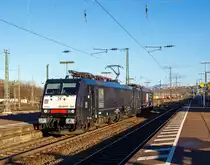 
Die beiden MRCE Dispoloks die in Deutschland registrierte  189 934-3 / ES 64 F4-034 (91 80 6189 934-3 D-DISPO Class 189-VD) und die kalte in Italien registrierte und an die Compagnia Ferroviaria Italiana (CFI) vermietete 189 406-8 / ES 64 F4-406 (91 83 2189 406-8 IT-CFI Class 189-VI) fahren am 29.12.2017 als Lz durch den Bf Weil am Rhein in Richtung Schweiz.

Auch wenn beide von der Nummerierung weit auseinander liegen, so wurden die beiden, nach den Fabriknummern zu urteilen, relativ zeitgleich von Siemens in München im Jahr 2008 gebaut.
Die 189 934-3 / ES 64 F4-034 unter der Fabriknummer 21478 und 
die 189 406-8 / ES 64 F4-406 unter der Fabriknummer 21477.

Ein netten Gruß an den freundlichen Lokführer zurück.