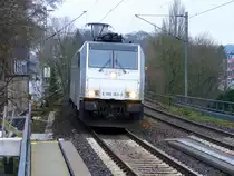 186 183-0 von Railpool kommt durch Aachen-Schanz mit einem Kurzen Kesselzug aus Antwerpen-BASF(B) nach Ludwigshafen-BASF(D) und kommt aus Richtung Aachen-West und fährt in Richtung Aachen-Hbf,Aachen-Rothe-Erde,Stolberg-Hbf(Rheinland)Eschweiler-Hbf,Langerwehe,Düren,Merzenich,Buir,Horrem,Kerpen-Köln-Ehrenfeld,Köln-West,Köln-Süd. Aufgenommen vom Bahnsteig von Aachen-Schanz. 
Am Kalten Morgen vom 9.1.2018.