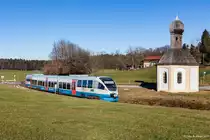 VT 0004 der BOB ist am 06.01.2018 auf dem Weg von Schaftlach nach Tegernsee und passiert dabei das bekannte Freikirchl