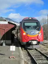 Chemins de fer de Provence (CP) - Bf Saint-André-les-Alpes - AMP 804 (planmäßig 11:44 nach Digne-les-Bains) wartet auf Freigabe der Strecke - 
interessant ist die Sicherung der eingleisigen Strecke mit per Hand aufgestellten Tafeln am Bahnsteig - Aufnahme: 30.12.2017-11:49