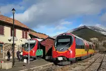 Chemins de fer de Provence (CP) - Bf Saint-André-les-Alpes - Begegnung AMP 805/806 (planmäßig 11:43 nach Nice) mit AMP 804 (planmäßig 11:44 nach Digne-les-Bains) -
interessant ist auch die Sicherung der eingleisigen Strecke mit per Hand aufgestellten Tafeln am Bahnsteig - Aufnahme: 30.12.2017-11:48