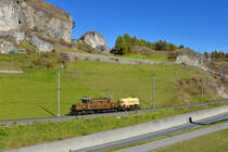 Ge 6/6 I 415 mit einem Wasserwagen am 15.10.2017 bei Ardez. 