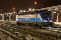 193 296 (Siemens Vectron) der České dráhy ist im Vorfeld des Dresdner Hbf abgestellt und wartet auf eine neue EuroCity-Leistung Richtung Prag (Praha hl.n.). [16.12.2017 | 17:09 Uhr]