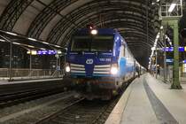 193 290 (Siemens Vectron) der České dráhy als EC 177 (Linie 27) von Hamburg-Altona nach Praha hl.n. steht in Dresden Hbf auf Gleis 3. [16.12.2017 | 17:15 Uhr]