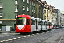 Der 15. fertig sanierte B-Wagen 2405 (ex 2105) auf der Neusser Straße am 11.01.2018.