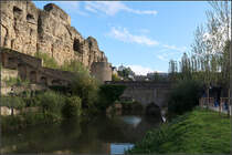 Fels im Licht, Zug im Schatten -

Links der markante Bockfelsen, unten die Alzette und im Hintergrund verdeckt das Clausener Viadukt mit einem Dosto-Triebzug.

Luxemburg, 05.10.2017 (M)