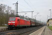 145 017-0 von Kassel kommend bei der Durchfahrt in Baunatal Guntershausen in Richtung Frankfurt. 12.01.2018