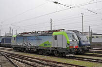 Re 475 412-3 und 465 010-7 warten in der Abstellanlage beim Badischen Bahnhof auf den nächsten Einsatz. Die Aufnahme stammt vom 08.01.2018.