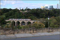 Unter dem Fort Thüngen -

... das Pfaffenthal-Viadukt mit einem Dosto-Triebzug.

Luxemburg, 03.10.2017 (M)
