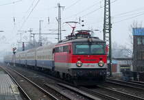 Pünktlich um 11.21 Uhr hat der  Hetzerather  mit 1142 704 der Centralbahn an der Spitze am 12.01.2018 den Düsseldorfer Hauptbahnhof verlassen und durchfährt kurz danach Düsseldorf-Oberbilk