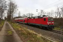 143 903 der S-Bahn Mitteldeutschland (DB Regio Südost) als S 37735 (S7) von Halle-Nietleben nach Halle(Saale)Hbf Gl. 13a fährt bei Halle-Südstadt auf der Bahnstrecke Halle–Hann. Münden (KBS 590). [24.12.2017 | 13:02 Uhr]