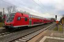 DABpbzfa 762.0 mit Schublok 143 002-4 der S-Bahn Mitteldeutschland (DB Regio Südost) als S 37737 (S7) von Halle-Nietleben nach Halle(Saale)Hbf Gl. 13a erreicht den Bahnhof Halle-Südstadt auf der Bahnstrecke Halle–Hann. Münden (KBS 590). [24.12.2017 | 13:31 Uhr]