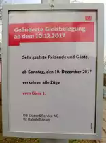 Eines von mehreren Schildern weist Reisende am Hp Halle Zscherbener Straße darauf hin, dass ab dem Fahrplanwechsel alle S-Bahnen von Gleis 1 verkehren. Diese Regelung bestand jedoch nur vorübergehend; mittlerweile wird auch wieder Gleis 2 genutzt. [24.12.2017 | 13:45 Uhr]