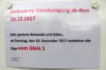 Eines von mehreren Schildern weist Reisende am Hp Halle Zscherbener Straße darauf hin, dass ab dem Fahrplanwechsel alle S-Bahnen von Gleis 1 verkehren. Diese Regelung, die ebenfalls den Hp Halle-Neustadt betraf, bestand jedoch nur vorübergehend; mittlerweile wird auch wieder Gleis 2 genutzt. [24.12.2017 | 13:45 Uhr]