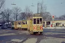 København / Kopenhagen Københavns Sporveje (KS) SL 2 (Tw 575 + Bw 15**) København S, Sundbyvester, Amagerbrogade / Sundbyvester Plads am 13. Februar 1969. - Der Drehgestelltriebwagen 575, der 1938 von der Hauptwerkstätte der KS hergestellt wurde, befindet sich heute in der Sammlung des Dänischen Straßenbahnmuseums, Sporvejsmuseet Skjoldenæshom. - Scan eines Farbnegativs. Film: Kodak Kodacolor X.