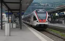 In Mendrisio steht der TILO RABe 524 015 als S50 zur Fahrt nach Stabio. Die Stecke nach Stabio ist Teil der internationalen Valmoreabahn, die 1926 eröffnet wurde und bereits zwei Jahre später nur noch auf dem Schweizer Abschnitt im Güterverkher nach Stabio genutzt wurde.
Ab 1993 nutzte der Verein Club San Gotthardo die rekunstruierte Strecke in Italien.
Doch seit dem 14. Dez. 2014 verkehren wieder Züge nach Stabio und dank der Neubaustrecke von Stabio nach Arcisate kann man seit dem 7. Jan. 2018 alle dreissig Minuten die zwanzig minütige Reise nach Varese antreten.
22. Juni 2015