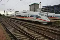 403 014-4  Duisburg  und 403 554-9  Mittenwald  warten am 27.12.2017 als ICE517	von Dortmund Hauptbahnhof nach München Hauptbahnhof im Mannheimer Hauptbahnhof auf Abfahrt. 