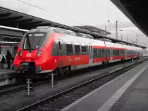 Bei dem ollen Wetter benötigt man ohnehin nicht mehr als eine Farbe: 442 358 mit RE1 nach Bad Kleinen in Rostock Hbf, 17.01.2018.