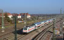 146 558 hat mit dem IC 2038 nach Emden den Hbf Halle(S) am 14.01.18 bereits verlassen und passiert auf dem Weg Richtung Magdeburg den Rbf Halle(S).