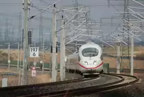Heute, als die Züge noch fuhren... 
Tz  Hansestadt Lübeck  als ICE 1632 (Berlin Gesundbrunnen - Frankfurt(Main) Hbf) bei Vieselbach.

Vieselbach, 18. Januar 2017