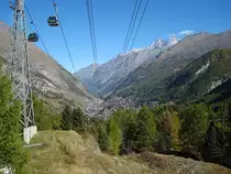 Gondelbahn Zermatt-Furi gleich bei der Bergstation mit Blick ins Mattertal und nach Zermatt. Aufnahme vom 10. Okt. 2017, 12:12