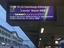 Infotafel der besonders sympathischen Art im Bahnhof Olten: nebst Anzeige des ICE nach Hamburg entlässt man  Roger  in den Ruhestand und bedankt sich für 44 Jahre Bahndienst (dieser Mann übertrifft sogar meinen Vater Walter = 43 Jahre SBB). Aufnahme vom 22. Dez. 2017.