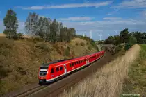 Ein 612 ist aus der Bahnlandschaft nicht wegzudenken heutzutage. Hier kommt einer bei Schwingen um die Ecke und fährt Richtung Marktredwitz durch den sonnigen Tag am 17.09.2015. Irgendwann soll hier auch der Fahrdraht hängen, dann wird es wohl das Brücklein hinten nicht mehr geben...