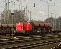 Mit vier Selbstentladern ist hier die 203 111-0 am Samstagmittag in Entenfang von Bissingheim herüber gekommen und fängt gleich mit Rangierarbeiten an. 13.1.2018