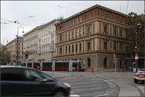 Ein Lücke im Autoverkehr -

... gibt den Blick frei auf eine von der Bellariastraße in die Endhaltstelle Ring Volkstheater einfahrende ULF-Tram. Die Häuserblockschleife ist auch von beiden Seiten an die Ringstrecke angeschlossen. Die etwas eigenartig anmutende Gleise im Vordergrund verbinden hier vom Burgring ausgehend die Ringstrecke mit der Schleife.

12.10.2016 (M)