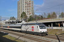 Re 460 044-1, mit der Gottardo 2016 Werbung, fährt Richtung Bahnhof Muttenz. Die Aufnahme stammt vom 02.01.2018.