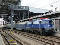 TRI 110 428-0 mit dem DPE 20863 nach Chemnitz Hbf, am 02.12.2017 in Erfurt Hbf.