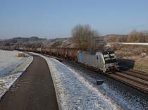 Die 193 824 mit einem Kesselzug am 02.12.2017 unterwegs bei Pölling.