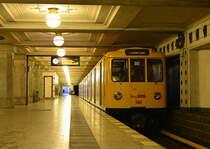 Einen Hauch von Rheintal. 
Der U-Bahnhof Rüdesheimer Platz  eröffnet am 12. Oktober 1913 entstand im Rahmen des Baus der Wilmersdorf-Dahlemer-Untergrundbahn zwischen Wittenbergplatz und Thielplatz im Süden der Domäne Dahlem. Da die Gemeinde Wilmersdorf aus Prestigegründen großen Wert auf eine repräsentative Gestaltung der Bahnhöfe legte, beauftragte sie den Architekten Wilhelm Leitgebel, diese Aufgabe zu übernehmen.

Leitgebel, der auch die Nachbarbahnhöfe Breitenbachplatz und Heidelberger Platz entwarf, wählte für die Untergrundstation vornehmlich Motive des Weinanbaus; die benachbarten Straßennamen des Rüdesheimer Platzes sollen ihn dazu inspiriert haben. In der Bahnsteigmitte befinden sich jeweils achteckige Granitpfeiler mit runden Stützen, die die verputzte, kassettenförmige Decke tragen. Jeweils in einer Kassette befinden sich die Leuchtelemente, umgeben von Mosaiken. Die Bahnsteigwände bestehen jeweils aus Nischen, dabei abwechselnd flache, als Werbeflächen gedachte Nischen, und halbrunde, die die aus Mosaiken bestehenden Stationsschilder tragen. Die Bahnsteigwände werden jeweils von einem dunkelgrünen Keramikstreifen abgeschlossen. Für die ebenfalls angebrachten, kleinen Tierplastiken aus Keramik (Weinlaub, Trauben, Insekten und Kriechtiere: alles zum Thema Leben in einem Weinberg) war der Künstler Martin Meyer-Pyritz verantwortlich. Die beiden Zugänge, gelegen auf einer Mittelinsel in der Rüdesheimer Straße, gestaltete Wilhelm Leitgebel mit steinernen Treppenumwehrungen und jeweils zwei mit Lampen ausgestatteten Pylonen. Für die aus Metall bestehenden Zugangstore wählte Leitgebel Andreaskreuze, Rosetten und Weintrauben als Gestaltungsmerkmale. Triebzug 740 der Baureihe A3E Baujahre 1960 bis 1994 wartet im U-Bahnhof Rüdesheimer Platz auf Abfahrt.

Berlin Wilmersdorf 03.01.2018


Seite „U-Bahnhof Rüdesheimer Platz“. In: Wikipedia, Die freie Enzyklopädie. Bearbeitungsstand: 17. Juni 2017, 10:27 UTC. URL: https://de.wikipedia.org/w/index.php?title=U-Bahnhof_R%C3%BCdesheimer_Platz&oldid=166472661