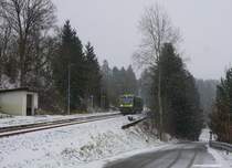 Haltestelle Rothenbürg bei Selbitz. Am 09.12.2017 kommt der AG 650 von Hof her den Berg herunter. Nicht mehr für alle Züge ist das ein Bedarfshalt aktuell. Vor wenigen Jahren hat man modernisiert und hier etliche neue Lampen, das Informationssystem und neue Stationschilder aufgestellt.  Früher, zu Bundesbahnzeiten, da stand der Ortsnahme nur am Häuschen und es standen maximal 3 oder 4 Glühlicht-Funzellampen. War aber schööön idyllisch mit dem Schienenbus....