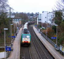 Die Cobra 2840 kommt aus Richtung Aachen-West mit einem Audizug aus Muizen(B) nach Köln-Gremerg(D) und fährt durch Aachen-Schanz in Richtung Aachen-Hbf,Aachen-Rothe-Erde,Stolberg-Hbf(Rheinland)Eschweiler-Hbf,Langerwehe,Düren,Merzenich,Buir,Horrem,Kerpen-Köln-Ehrenfeld,Köln-West,Köln-Süd. 
Aufgenommen von der Brücke in Aachen-Schanz. 
Am Morgen vom 23.1.2018.