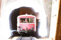 Die Motoren gehen aus ,...

Das Licht erlischt ,... 

Plötzlich ein Grelles Licht am Himmel ,....

Die Fahrgäste sehen verzweifelt aus den Fenstern,...

,... Und auch dem Triebwagenführer steht die Ratlosigkeit im Gesicht. 



Scheint wie eine Szene aus einem schlechten Science Fiction Film. 

Aber Nein der  Angreifer  war der  verrückte Ferk mit einer Taschenlampe .

VT98 auf der entstehenden Spur 1 Modellbahnanlage von Norbert am Abend des 30.1.2018