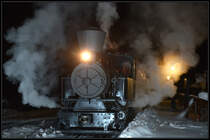 Lok Nr. 1 und Lok Nr. 5 (kalt) der Museumsbahn Čierny Balog beim Nachtfotohalt am 27.1.2018 beim Freilichtmuseum Lesnícky skanzen Vydrovo.