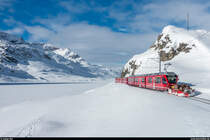 RhB Allegra ABe 8/12 3509 mit Spurpflug und Regio St. Moritz - Tirano  am 28. Januar 2018 am Lago Bianco zwischen Ospizio Bernina und Alp Grüm.