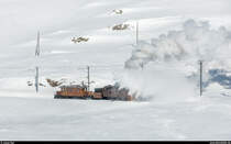 RhB Dampfschneeschleuderfahrt am 28. Januar 2018. <br>
Dampfschneeschleuder Xrotd 9213 schleudert den zuvor mit dem Räumer in die Mitte gezogenen Schnee in hohem Bogen von den Gleisen.