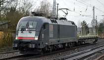 Der MRCE Taurus ES 64 U2-021 [NVR-Number: 91 80 6182 521-5 D-DISPO] mit einem Railadventure Drehgestell-Schutzwagen der Wagengattung Sfps Richtung Frankfurt/oder ob der eigentlich an TXL vermietete Taurus heute für Railadventure eine Überführung im Auftrag hat entzieht sich meiner Kenntnis, 31.01.18 Berlin-Hirschgarten. 