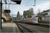 ETCS Level 2 hat den Vorteil der kurzen Zugfolge, aber für Reisende und besonders für Fotografen den Nachteil, dass man nun nicht mehr sieht, wann der Zug kommt. So war ich bzw. meine kleine Knipse mit altersbedingten Akku Problemen ziemlich gefordert ein einigermaßen gutes Bild des FS Trenialia ETR 610 001, erneut unterwegs als EC 34 von Milano nach Lausanne, bei der Durchfahrt in Vevey anzufertigen. 
31. Jan. 2018