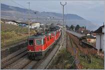 Die aus der Ferne gesehene Doppeltraktion entpuppte sich dann bei der Durchfahrt in Cully erneut als die Re 4/4 II 11196 die einen wohl defekten IR Richtung Lausanne schleppt.
30. Jan. 2018