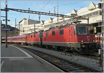 Doppeltraktionen von Re 4/4 II vor Reisezügen sind eher selten . Hier war nicht nur der Zug zu lang, sondern auch der Bahnsteig zu kurz, um ein besseres Bild dieses Sonderzuges in Lausanne zu bekommen. 
Die führende SBB Re 4/4 II 11196, mit ETCS Level 2 Ausrüstung versehen, legt den Gedanken nahe, dass dieser Leermaterialzug Richtung Wallis unterwegs war. (Die Nummer der zweiten Lok lässt sich leider ablesen). 
24. Jan. 2018
