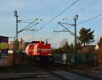 Bei strahlenden Sonnenschein konnte ich meinen Kollegen Dennis bei der Arbeit fotografieren. Zuglok war die DE76 mit einem Gaszug von Moers nach Wesseling. Der übliche Weg führt über Meerbusch Neuss und Dormagen, somit war es auch eine wollkommende Abwechslung.

Grevenbroich 3.01.2018