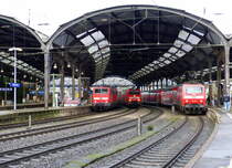 111 061 DB steht mit dem RE4 von Dortmund-Hbf nach Aachen-Hbf und daneben eine 152 031-1 DB fährt mit einem Güterzug in Richtung Köln.
Aufgenommen vom Bahnsteig 2 vom Aachen-Hbf.
Bei Regenwetter am Morgen vom 31.1.2018. 